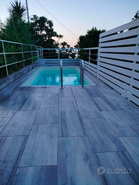 Casa con cortile, piscina e posti auto