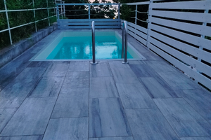 Casa con cortile, piscina e posti auto