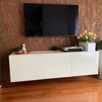 credenza sospesa in cristallo bianco, di design