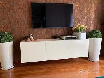 credenza sospesa in cristallo bianco, di design