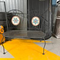 Panchina, sedia e tavolino da giardino