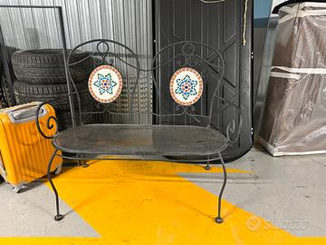 Panchina, sedia e tavolino da giardino