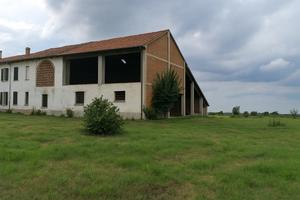 Cascinale con abitazione, rustici e giardino