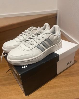 Sneakers Adidas modello Hoops 2.0