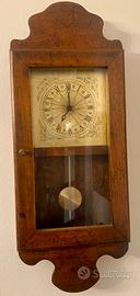 Orologio a pendolo in legno