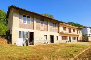 Rustico / Casale di 300 m² con più di 5 locali e b