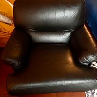 Poltrona in pelle nera 85 x 90 buone condizioni