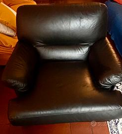 Poltrona in pelle nera 85 x 90 buone condizioni