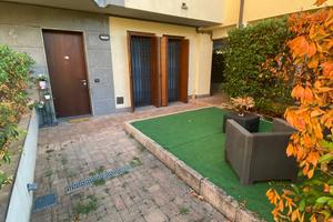 PIANO TERRA CON GIARDINO PRIVATO, TAVERNA E BOX