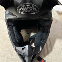 Casco AIROH moto cross.