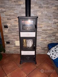 Stufa nordiga a legno con forno