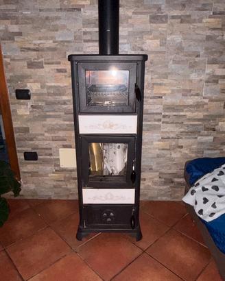 Stufa nordiga a legno con forno
