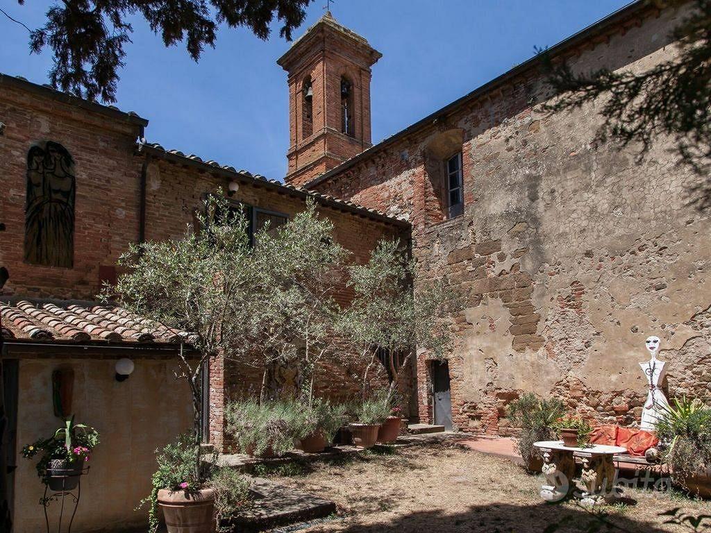Rustico / Casale di 650 m² con più di 5 locali e b - Altro