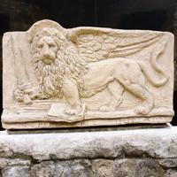 40x23cm terracotta anticata leone con spada 
