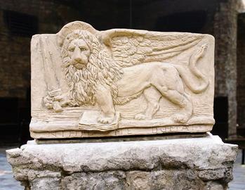 40x23cm terracotta anticata leone con spada 