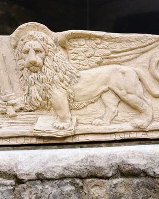 40x23cm terracotta anticata leone con spada 