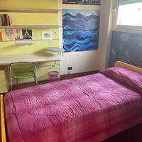 Boiserie e letto singolo