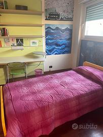 Boiserie e letto singolo