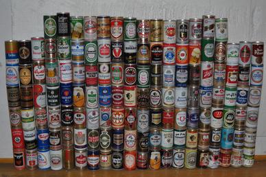 Collezione di lattine di birra