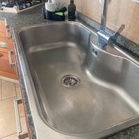 Acquaio Foster design con accessori.