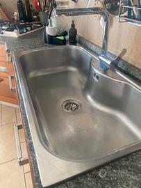 Acquaio Foster design con accessori.