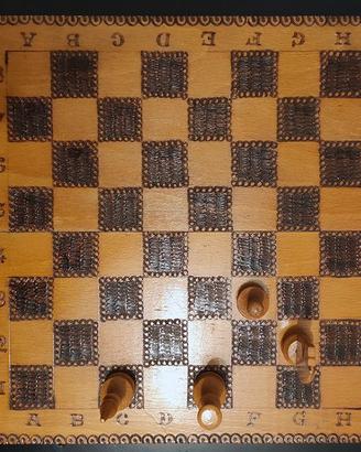 Scacchiera con set di scacchi in legno intarsiato
