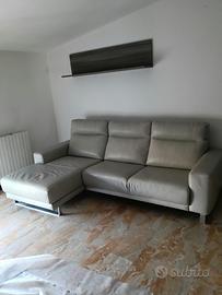 Divano in pelle grigio