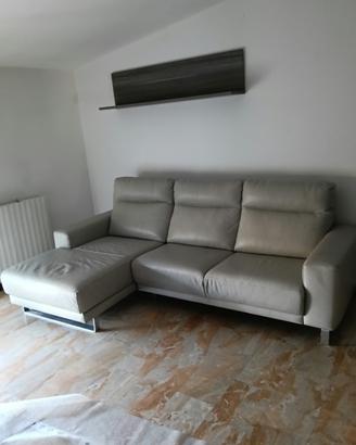 Divano in pelle grigio