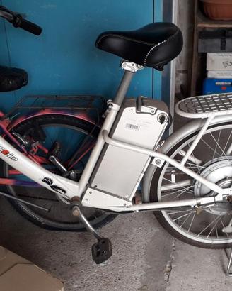 BICI DA DONNA CON PEDALATA ASSISTITA