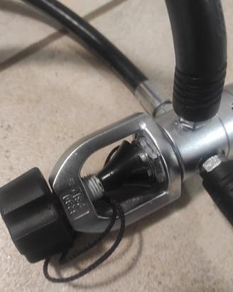 Primo stadio attacco INT, erogatore Mares Instinct