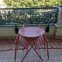 Tavolino da giardino bistrot rosso con due sedie