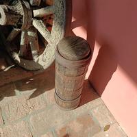 COLONNA IN LEGNO PRODUCI BURRO ANTICO