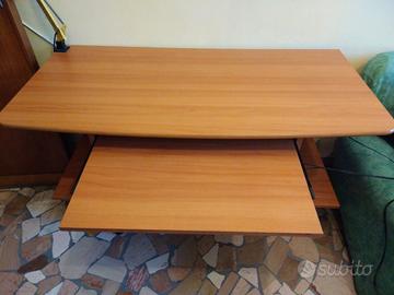 Scrivania per pc e stampante. Su ruote.