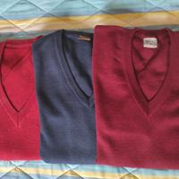 Tre maglioni da uomo con scollo a V