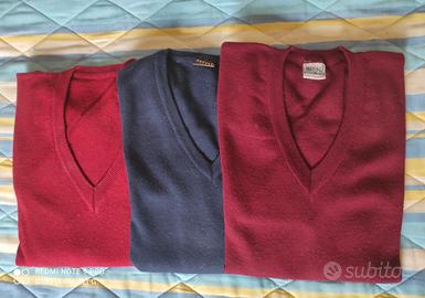 Tre maglioni da uomo con scollo a V