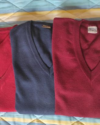 Tre maglioni da uomo con scollo a V