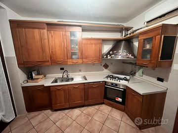 Cucina angolare il legno