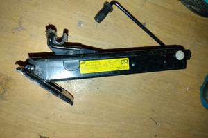 Cric sollevatore auto