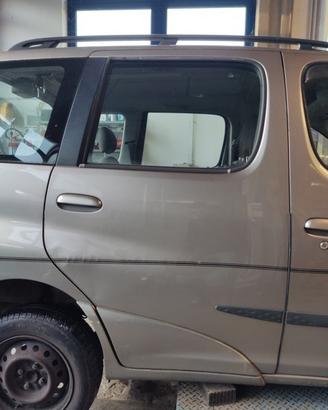 Porta posteriore dx TOYOTA YARIS VERSO del 2003