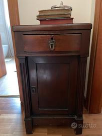 Comodini alti in legno