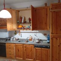 Cucina in pino e ripiano in marmo