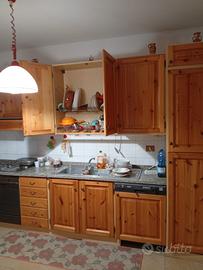 Cucina in pino e ripiano in marmo