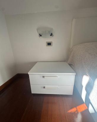 Set di 2 comodini bianchi in perfette condizioni