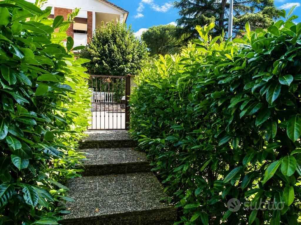 Villa di 170 m² con più di 5 locali e box auto a T - Vista 3