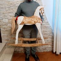 Grande cavallo a dondolo in legno pezzo unico 