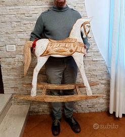 Grande cavallo a dondolo in legno pezzo unico 