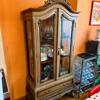 Credenza in Legno con Vetri Laterali e Cassettone