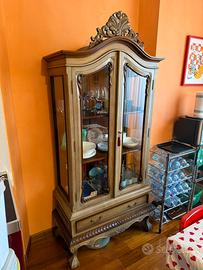 Credenza in Legno con Vetri Laterali e Cassettone