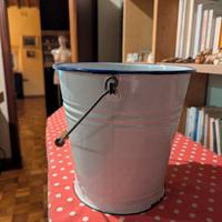 Antico secchio in metallo smaltato