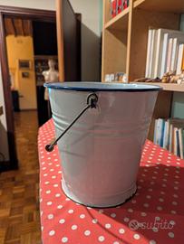 Antico secchio in metallo smaltato